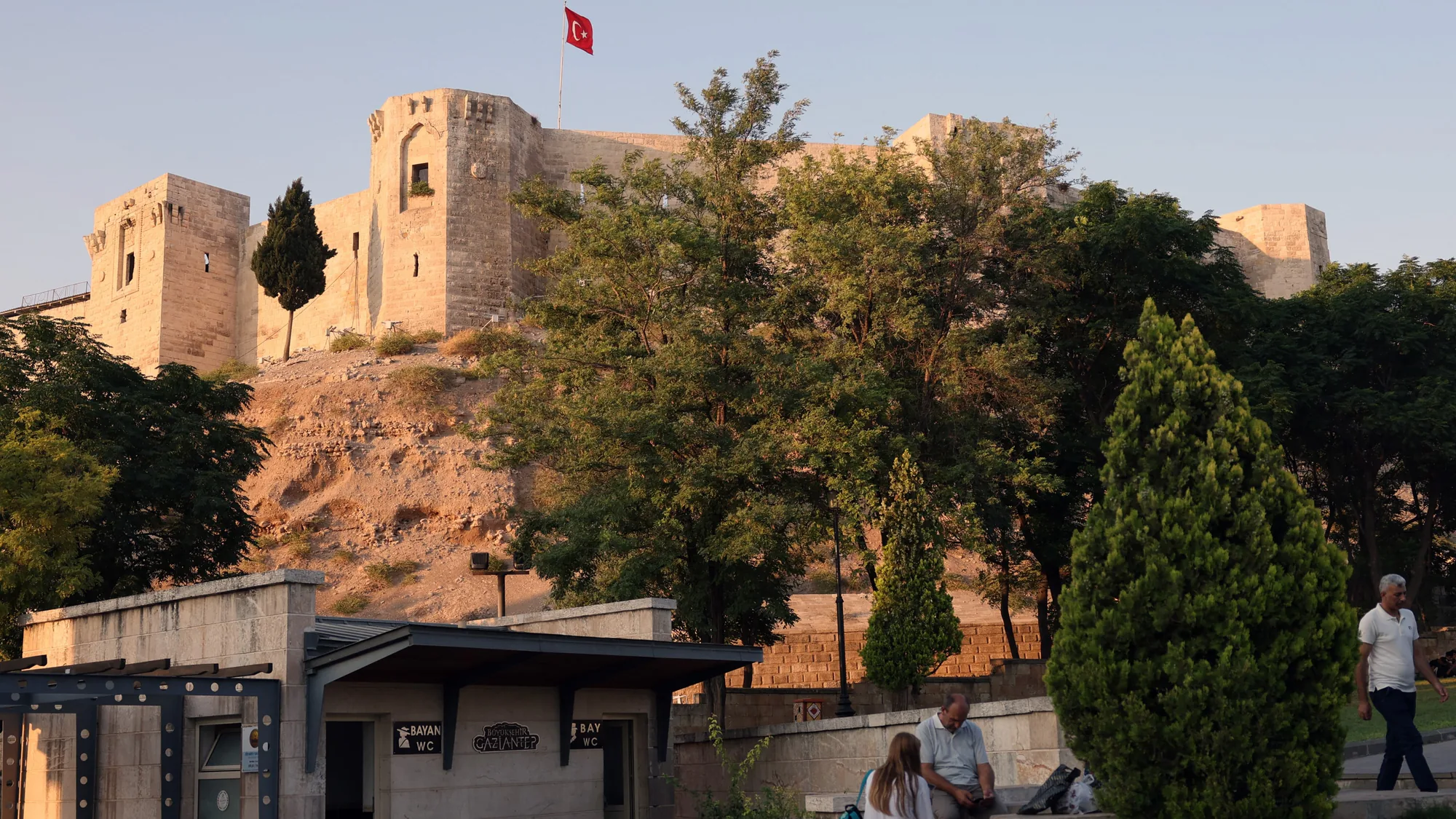 Gaziantep'te Şüpheli Ölüm: 73 Yaşındaki Adam Silahla Vurulmuş Halde Bulundu Gaziantep'te Şüpheli Ölüm: 73 Yaşındaki Adam Silahla Vurulmuş Halde Bulundu