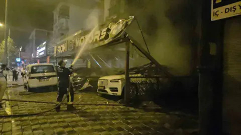 Antalya Kepez'de oto galeride yangın: 4 araç yandı, apartman hasar gördü