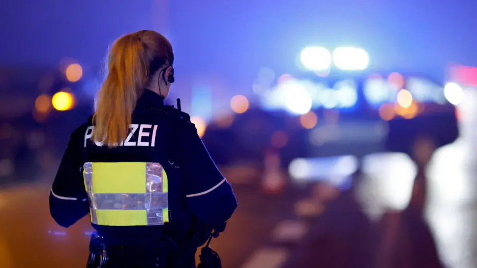 Almanya'da Trafik Işıkları Sönükken Kaza: 1 Yaralı, 20 Bin Euro Hasar görseli
