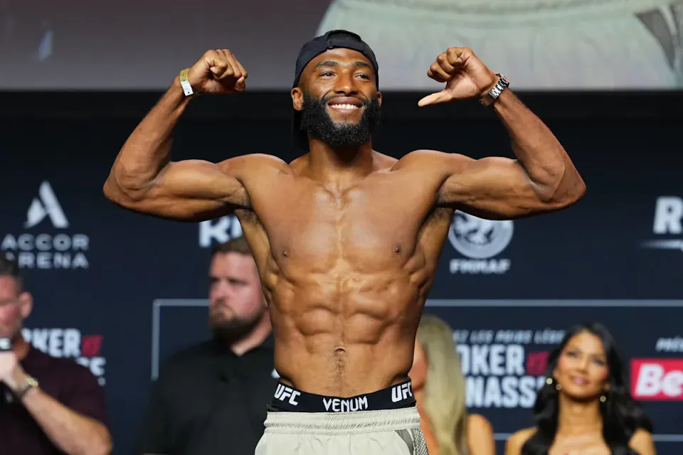UFC Paris Bugün Accor Arena'da: Hooker-Parnasse Ana Müşabakası ile 14 Müşabakalı Kart görseli