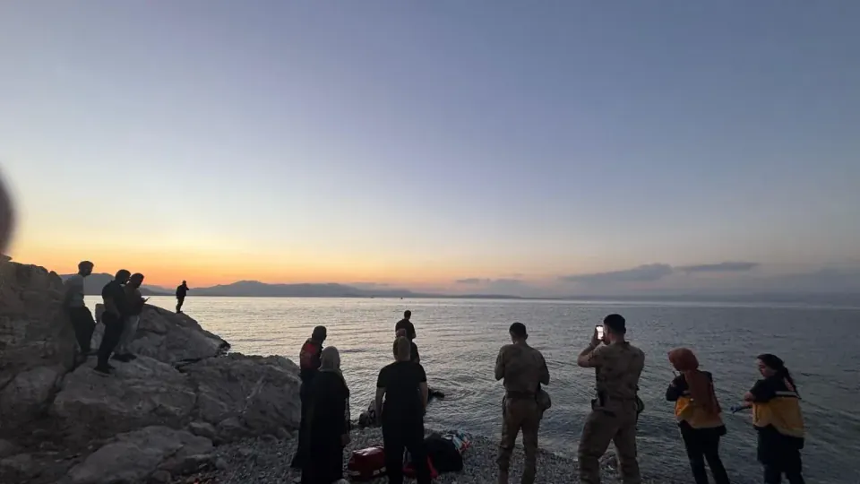 Tatvan'da Van Gölü kayalıklarında mahsur kalan genç kız saatlerce çaba sonrası kurtarıldı görseli