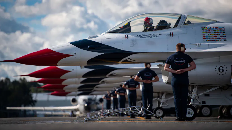 Gökyüzünün Elitleri: US Air Force Thunderbirds ve Las Vegas Mirası görseli