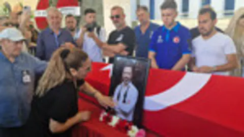 Usta Oyuncu Serhat Kılıç Son Yolculuğuna Uğurlandı: Sanat Dünyası Ağlıyor