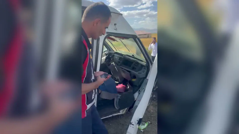 Yüksekova'da minibüs kazası: 20 yaşındaki Hacer Özcanan hayatını kaybetti görseli
