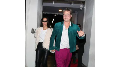Brad Pitt, turkuaz ceket ve pembe pantolonla Giorgio Baldi'da: Sosyal medya ikiye bölündü