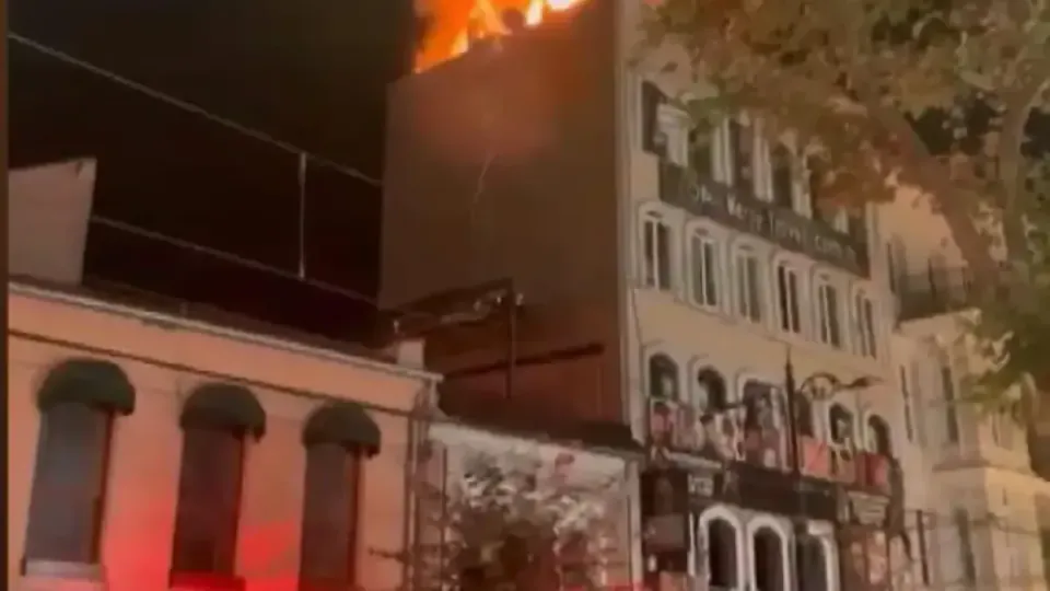 Fatih'te Korkutan Gece: Binanın Çatısındaki Baz İstasyonu Alev Aldı görseli