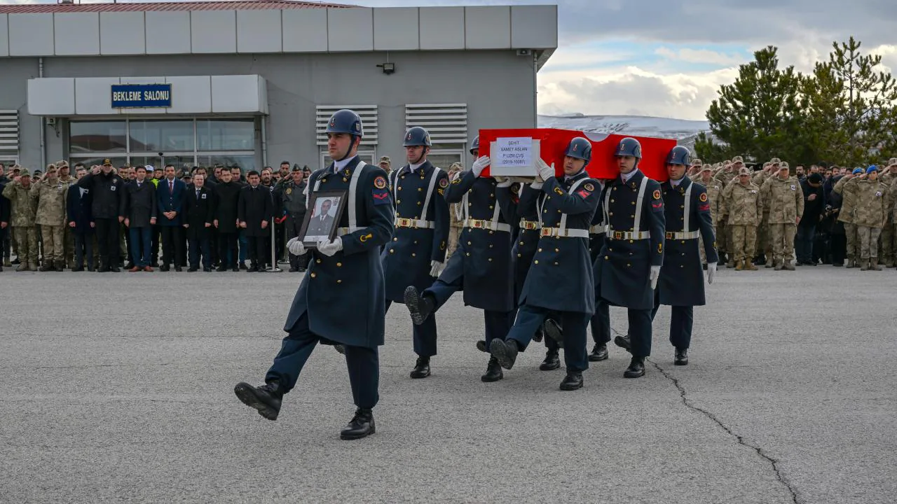 Askerlik Görevindeki Genç Şehit Metin Gitgel'e Tören Düzenlendi Askerlik Görevindeki Genç Şehit Metin Gitgel'e Tören Düzenlendi