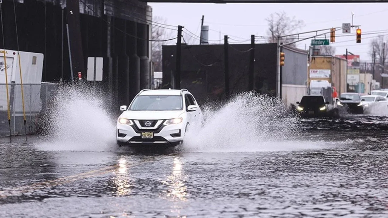 ABD'nin Iowa Eyaletinde Tornado Alarmı: Şiddetli Fırtına ve Hortum Riski ABD'nin Iowa Eyaletinde Tornado Alarmı: Şiddetli Fırtına ve Hortum Riski