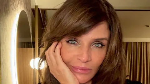 Helena Christensen, Coco de Mer'in 25. yılında şeffaf siyah dizaynla poz verdi