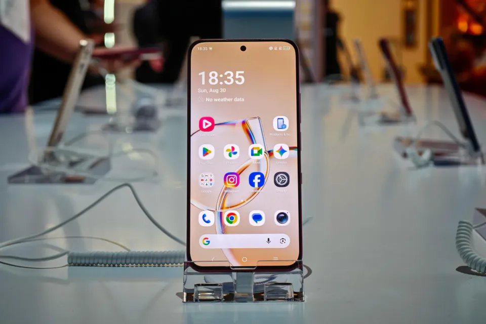 TCL P80 Ultra Tanıtıldı: İlk OLED Ekranlı Nxtpaper Telefonu Kağıt Gibi Okuma Deneyimi Sunuyor görseli