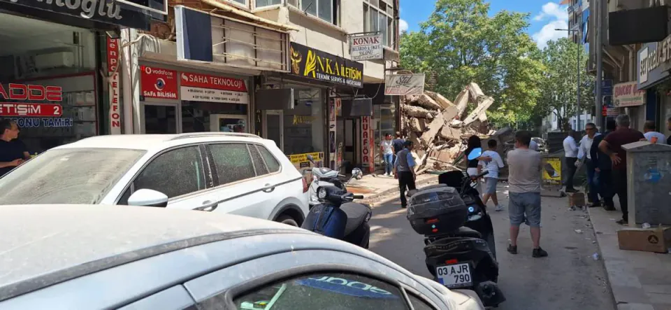 Afyonkarahisar'da Tarihi Çakmak Otel Binası Çöktü: Can Kaybı Yaşanmadı görseli