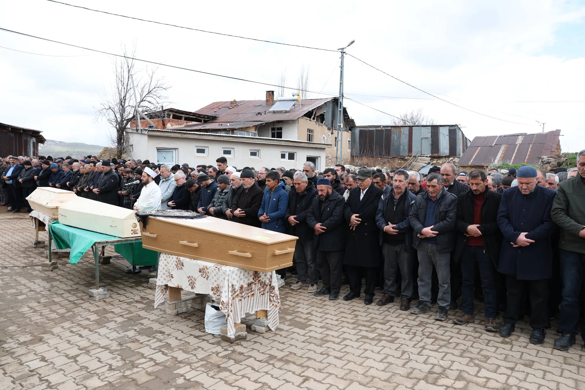 Almanya'dan Kayseri'ye Giderken Can Veren 3 Kişi Son Yolculuğuna Uğurlandı Almanya'dan Kayseri'ye Giderken Can Veren 3 Kişi Son Yolculuğuna Uğurlandı