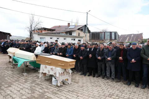Almanya'dan Kayseri'ye Giderken Can Veren 3 Kişi Son Yolculuğuna Uğurlandı Almanya'dan Kayseri'ye Giderken Can Veren 3 Kişi Son Yolculuğuna Uğurlandı