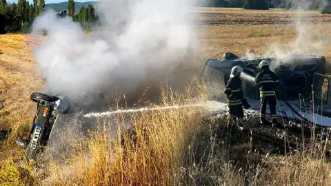 Kütahya Gediz'de korkutan kaza: Şarampole devrilen otomobil alev aldı