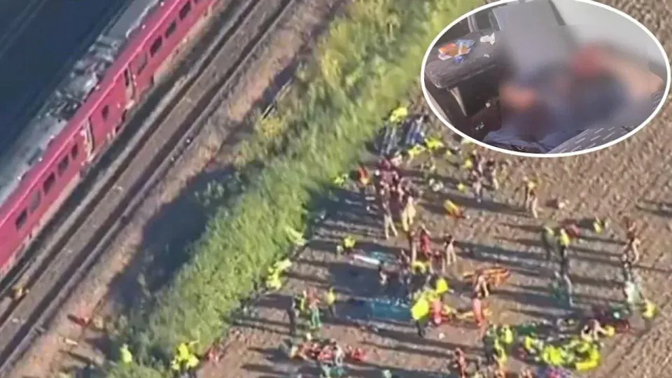 İngiltere'de tren kazası: Bedford'da iki yolcu treni çarpıştı görseli