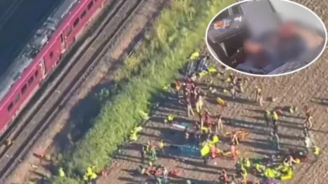 İngiltere'de tren kazası: Bedford'da iki yolcu treni çarpıştı