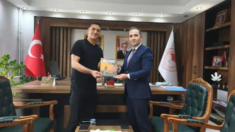Mahmut İbrahimoğlu 'Koçername'yi Şırnak Tarım Orman Müdürü'ne takdim etti