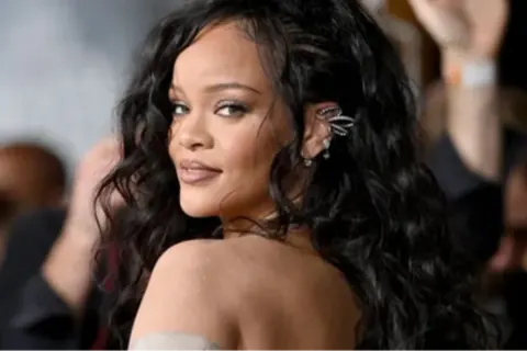 Rihanna'dan Yıllar Sonra Gelen Dönüş: Sahnede Müjdeyi Verdi