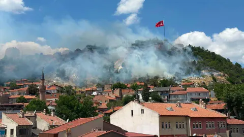 Tarihi Kütahya Kalesi'nde Korkutan Yangın: Ekipler Müdahale Ediyor