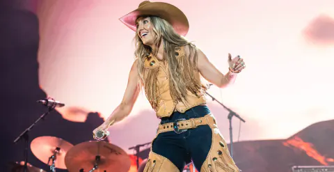 Modern Country Müziğin Yükselen Gücü: Lainey Wilson'ın Sektörel Hakimiyeti