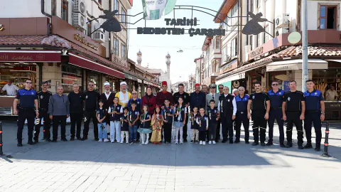 Konya'da Zabıta 200. Yılında Tarihi Çarşılarda Esnafa Gül Düştü