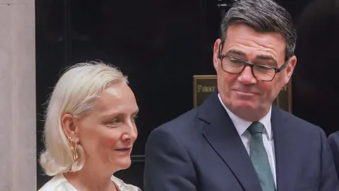 Marie-France Van-Heel'in flar pantolonu No 10'da öne çıktı: Macron ziyareti detayları