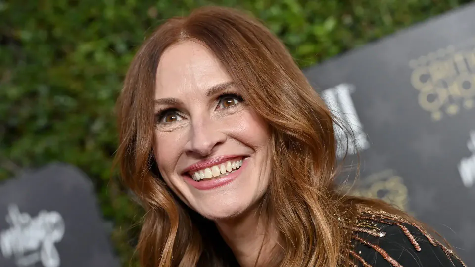 Julia Roberts'tan Düğün Şıklığı: Beyaz Elbisesiyle Tüm Bakışları Üzerine Çekti görseli