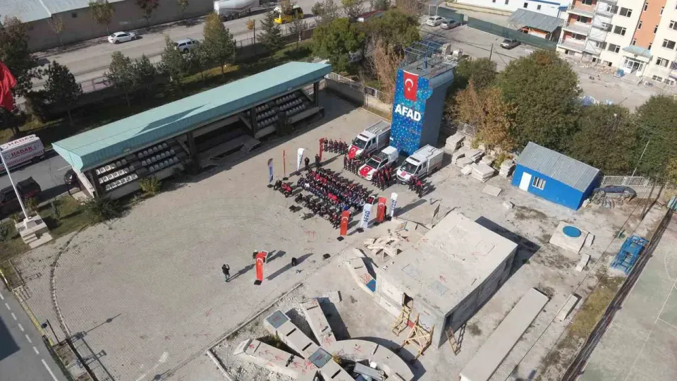Van Depremi'nin 15. yıl dönümü törenlerle anıldı: 604 can kaybedildi görseli