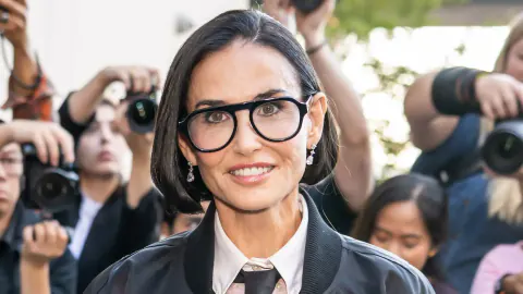 Demi Moore, New York Moda Haftası'nda 'Micro Bob' Kesimiyle Dikkatleri Topladı Demi Moore, New York Moda Haftası'nda 'Micro Bob' Kesimiyle Dikkatleri Topladı