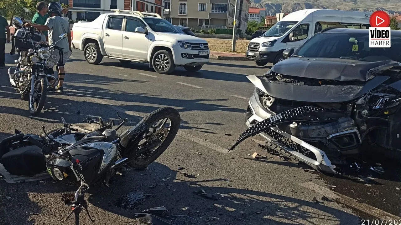 Erzincan'da Otomobil ve Motosiklet Çarpıştı: 1 Yaralı Erzincan'da Otomobil ve Motosiklet Çarpıştı: 1 Yaralı