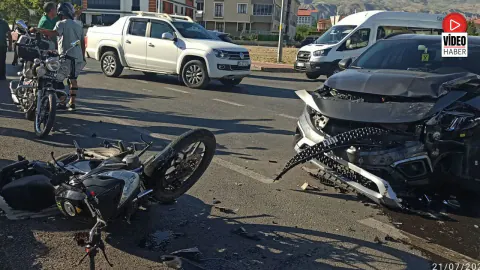 Erzincan'da Otomobil ve Motosiklet Çarpıştı: 1 Yaralı