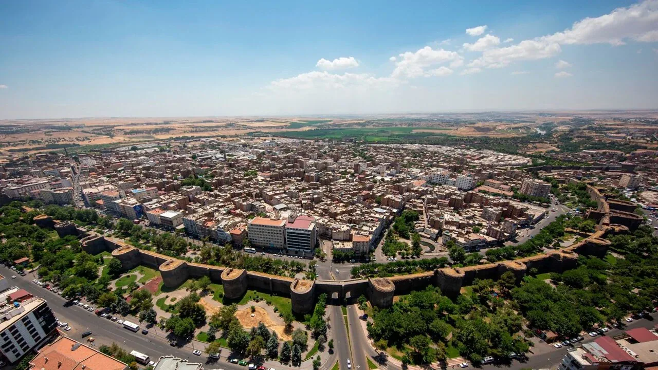 Diyarbakır Turizminde Rekor Artış: Hedef 10 Milyon Ziyaretçi Diyarbakır Turizminde Rekor Artış: Hedef 10 Milyon Ziyaretçi