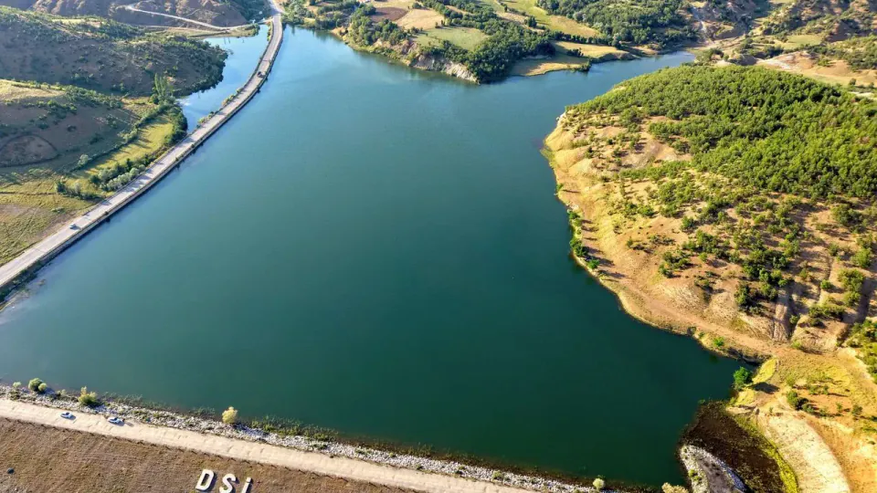 Bitlis Hizan Gayda Göleti sonbahar renkleriyle yerli turistleri çekiyor görseli