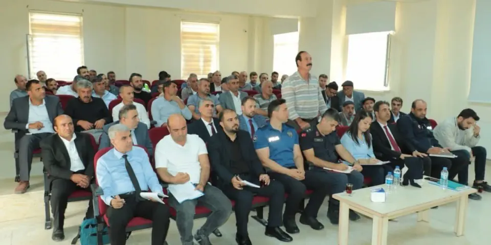 Çüngüş'te Kaymakamlık Öncülüğünde Muhtarlar Toplantısı: Güvenlik ve Altyapı Gündemde görseli