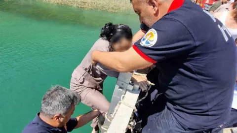 Aladağ'da Korku Dolu Anlar: Eğner Köprüsü'nden Düşen Kadın Kurtarıldı