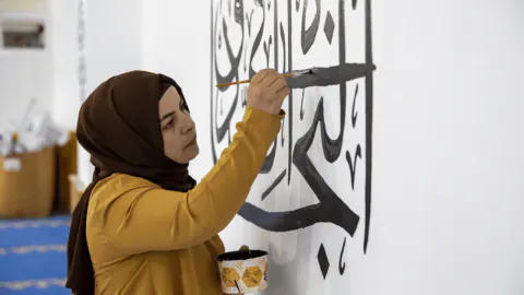 Bolu'da kadın hattatlar cami duvarlarını süsüyor: "Hat sanatı artık erkek egemenliği değil"