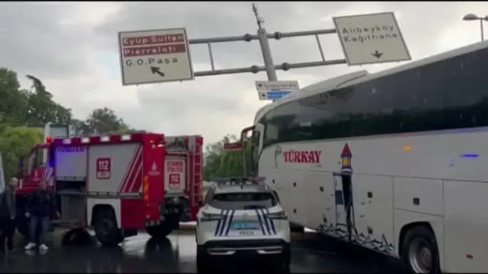 Eyüpsultan Feshane'de Otobüs ve Otomobil Çarpıştı: Yaralılar Var görseli