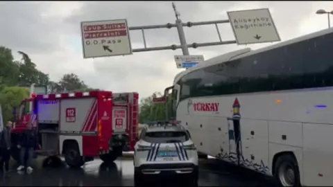 Eyüpsultan Feshane'de Otobüs ve Otomobil Çarpıştı: Yaralılar Var