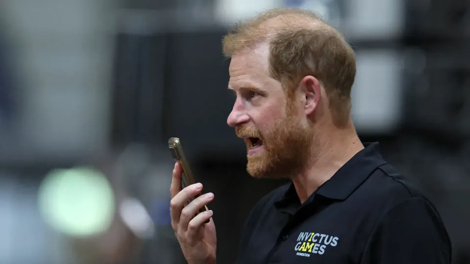 Prinz Harry, 102 yaşındaki veterana ışık tuttu: Kanadalı atlama sonrası Meghan Markle'yi aradı görseli