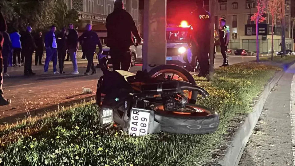 Sivas'ta feci kaza: Motosikletten savrulan 2 kişi otomobillerin altında kaldı görseli