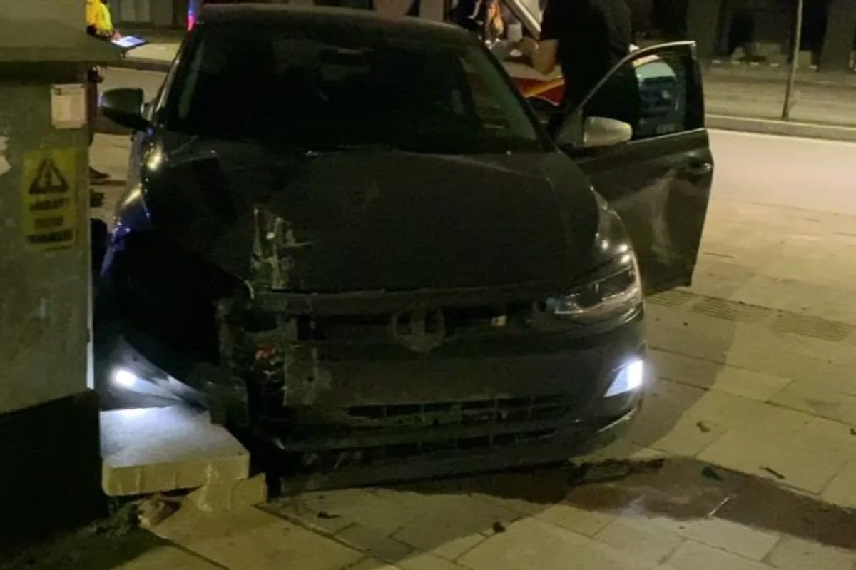 İnegöl’de kontrolden çıkan araç kaldırıma çıktı