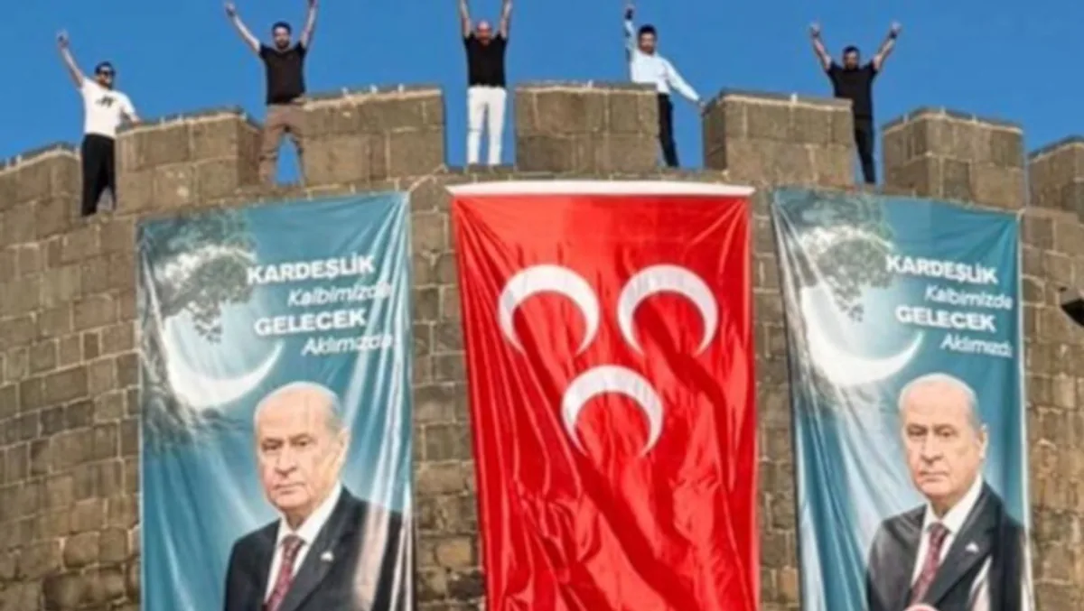 Diyarbakır Surları'nda Sürpriz Hamle: Bahçeli Pankartı ve Ülkücü Selamı Diyarbakır Surları'nda Sürpriz Hamle: Bahçeli Pankartı ve Ülkücü Selamı