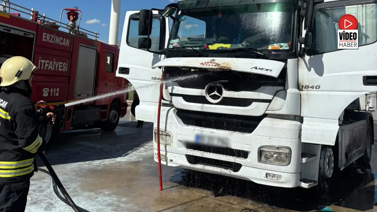 Erzincan-Erzurum Karayolunda TIR Yangını: Trafik Geçici Olarak Yönlendirildi Erzincan-Erzurum Karayolunda TIR Yangını: Trafik Geçici Olarak Yönlendirildi
