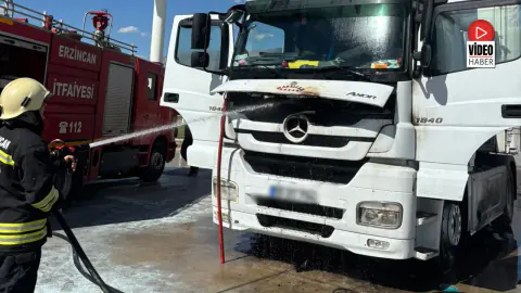 Erzincan-Erzurum Karayolunda TIR Yangını: Trafik Geçici Olarak Yönlendirildi