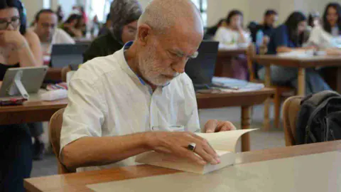 Gaziantep'te 76 yaşında kitap aşkı: İbrahim Halil Uzak, 'Okumak benim hayat eliksirim' dedi