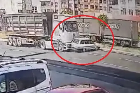 Kayseri'de Tır Çarpışmasında Otomobil Takla Attı: Sürücü Sağlıklı Çıktı