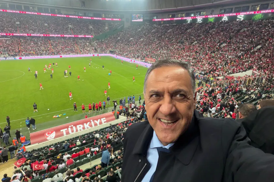 Yalova Valisi Usta, Türkiye-İtalya maçını tribünden izledi: 'Yağan yağmura rağmen çoşku muhteşem' görseli