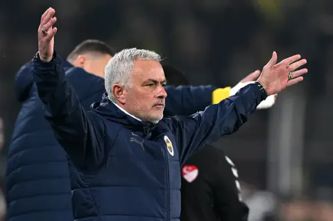 Fenerbahçe - Galatasaray: Kadıköy'de Sezonun İlk Derbisi, Mourinho-Buruk Rekabeti ve Kadro Gizemleri