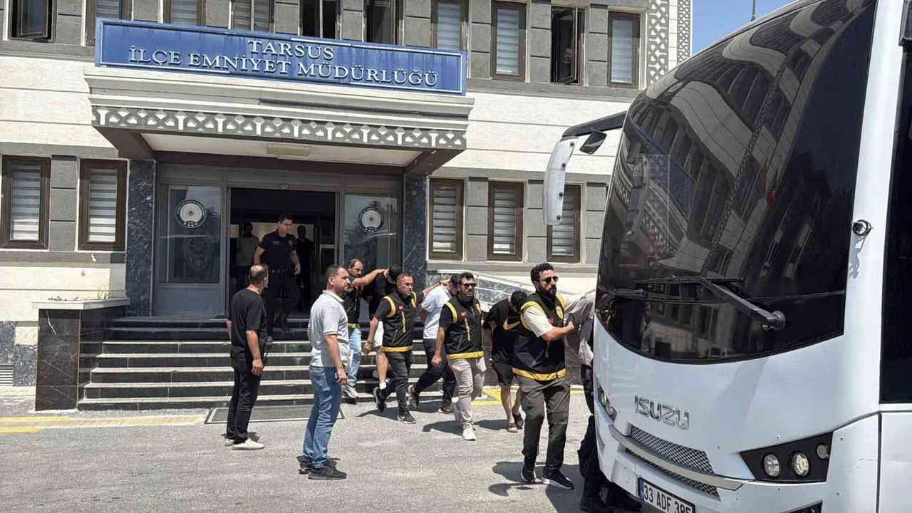 Tarsus'ta Alacak Verecek Kavgası: 2 Kuzen Öldü, 6 Şüpheli Adliyeye Sevk Edildi Tarsus'ta Alacak Verecek Kavgası: 2 Kuzen Öldü, 6 Şüpheli Adliyeye Sevk Edildi