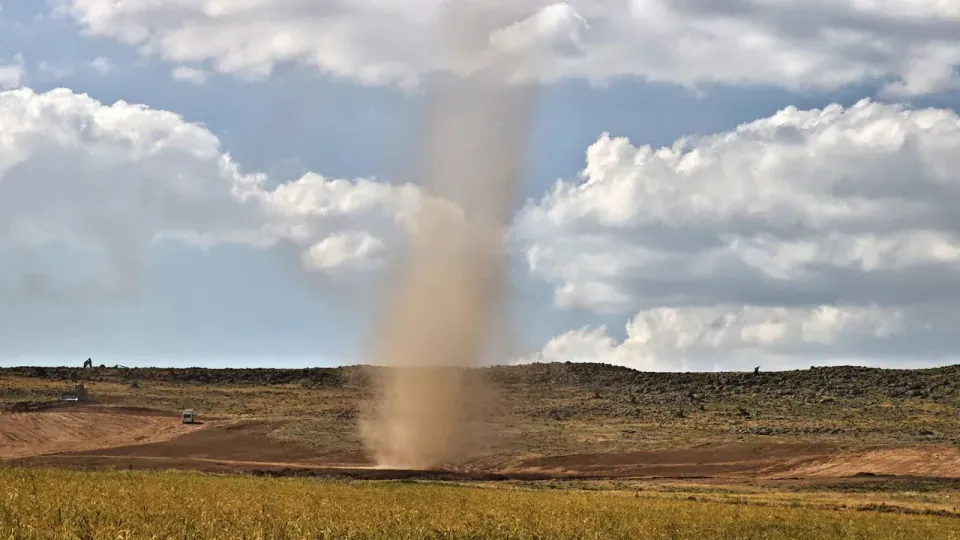 Bitlis Ahlat'ta Gökyüzüne Yükselen Toz Hortumu Korkuttu görseli